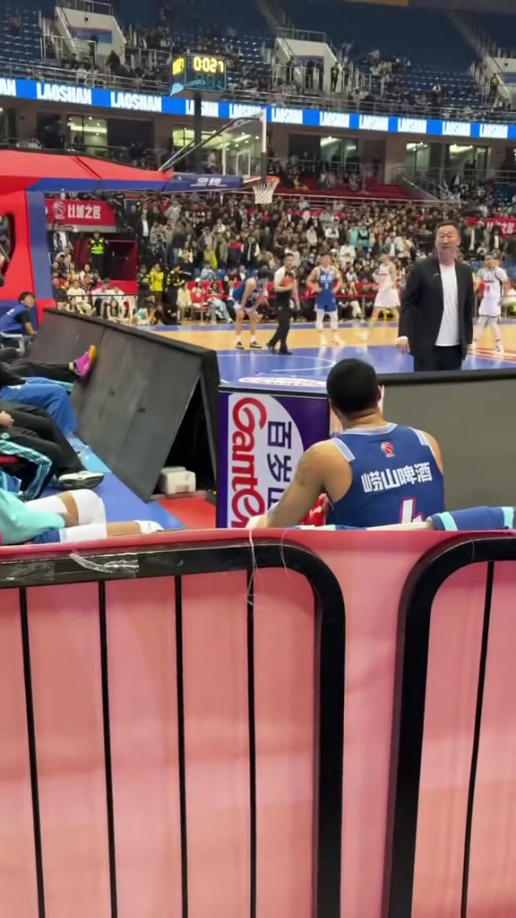 kaiyun-刘维伟指着被换下场的韦瑟斯庞怒骂：去你X的 干死你个BYD